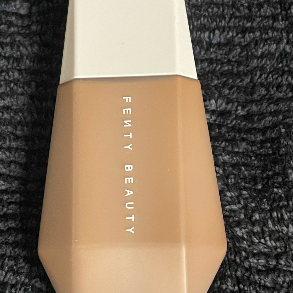 Fenty 16 Eaze Drop Blurring Skin Tint - Picture 4 of 4